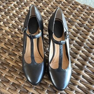 Frye Black T-Strap Women's Pump EUC